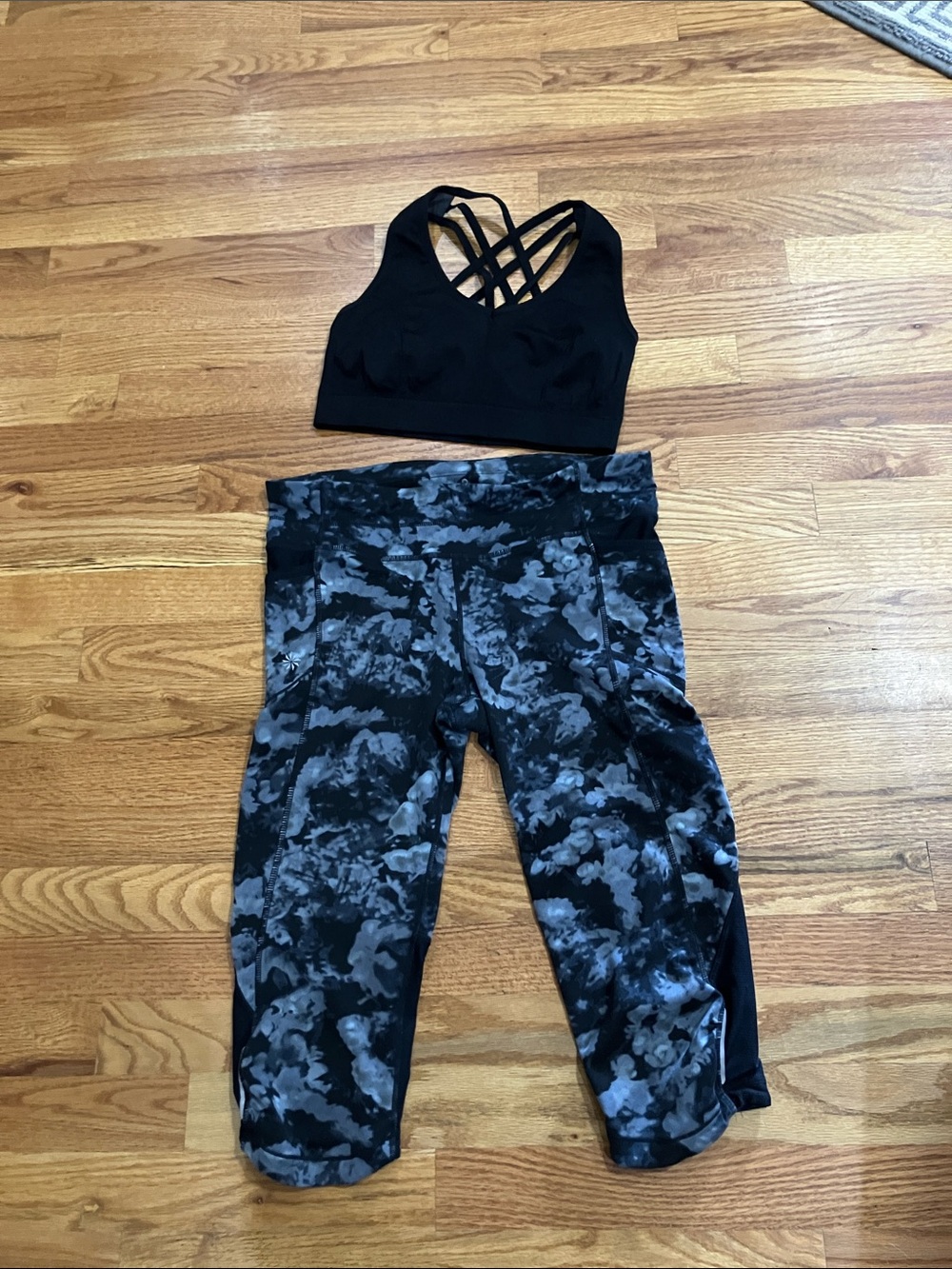 Athleta Black & Gray Cloud-Print Capri Leggings with Unbranded Black Sport Bra